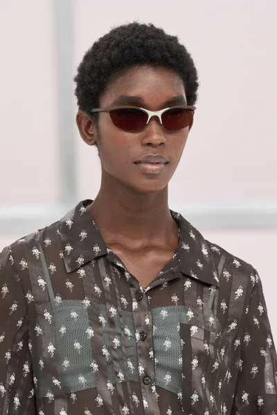 Look 100